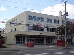 小学校　札幌市立新琴似小学校（小学校）まで672m