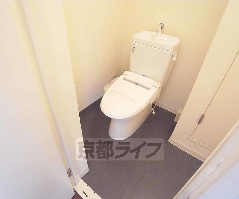 トイレ　ウォシュレットつきです。