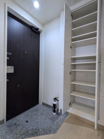 玄関　弊社は都内全域の物件をご紹介可能です！