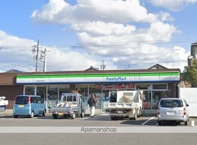 コンビニ　ファミリーマート半城土中町店（コンビニ）まで300m