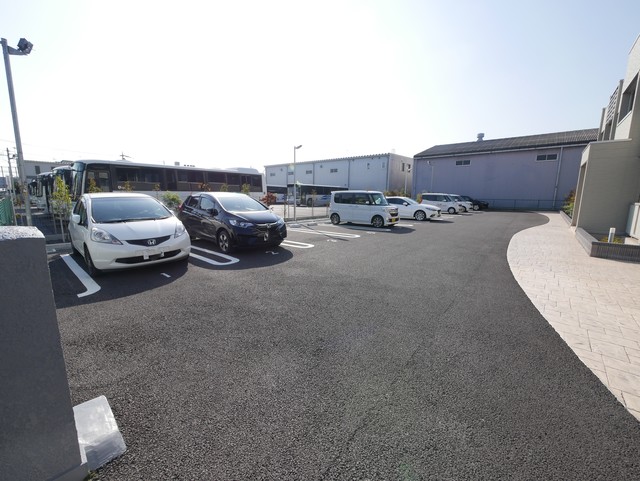 駐車場　★敷地内の駐車場は広くとられています★