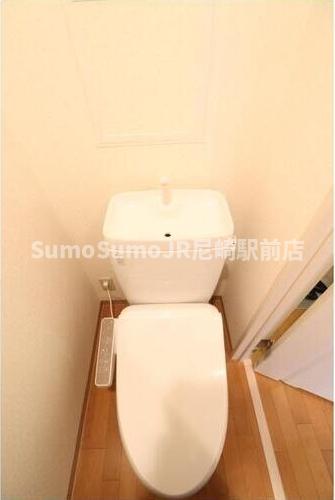 トイレ　落ち着いた色調のトイレです