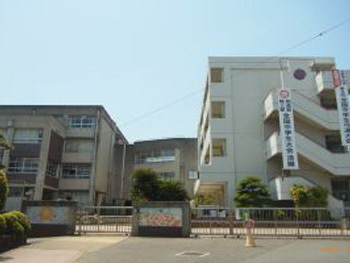 中学校　香芝中学校（中学校）まで918m