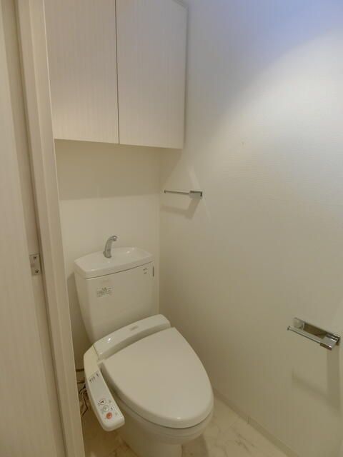トイレ　落ち着いた色調のトイレです