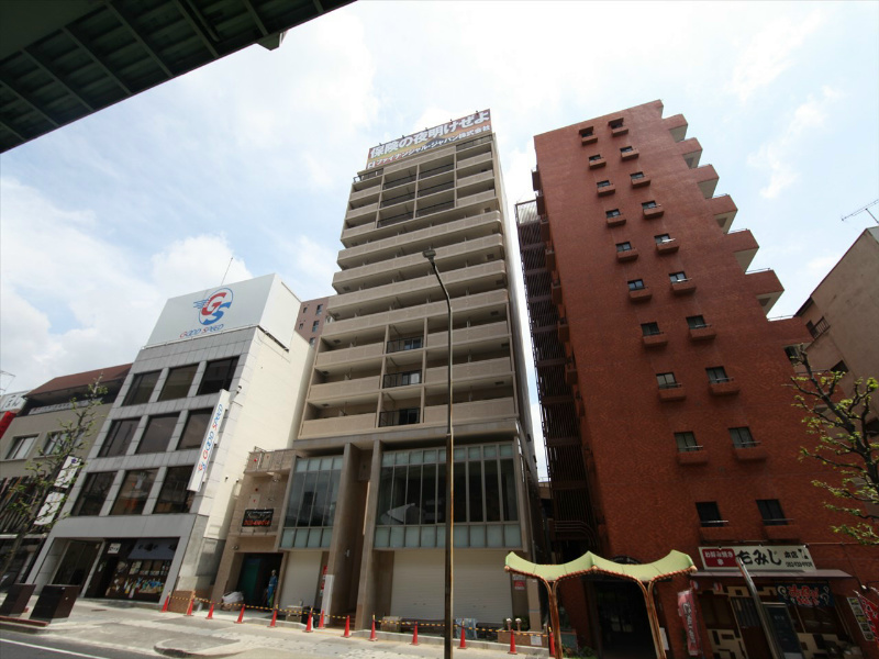 建物外観　外観　オートロック　防犯カメラ付　屋根付き駐輪場