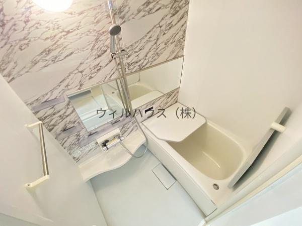 バス・シャワールーム　浴室乾燥機、追焚機能付の広々バスルーム！