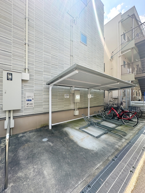 その他共有部分　屋根付き駐輪場。大事な自転車も雨でも安心♪