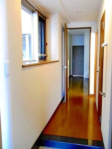 玄関　窓付きの明るい玄関ホール