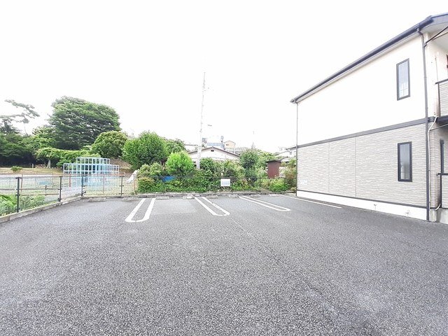 駐車場　駐車場があるので、車を買う予定の方も安心です