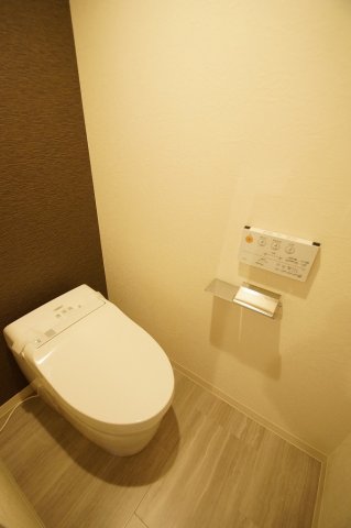 トイレ　温水洗浄便座です。