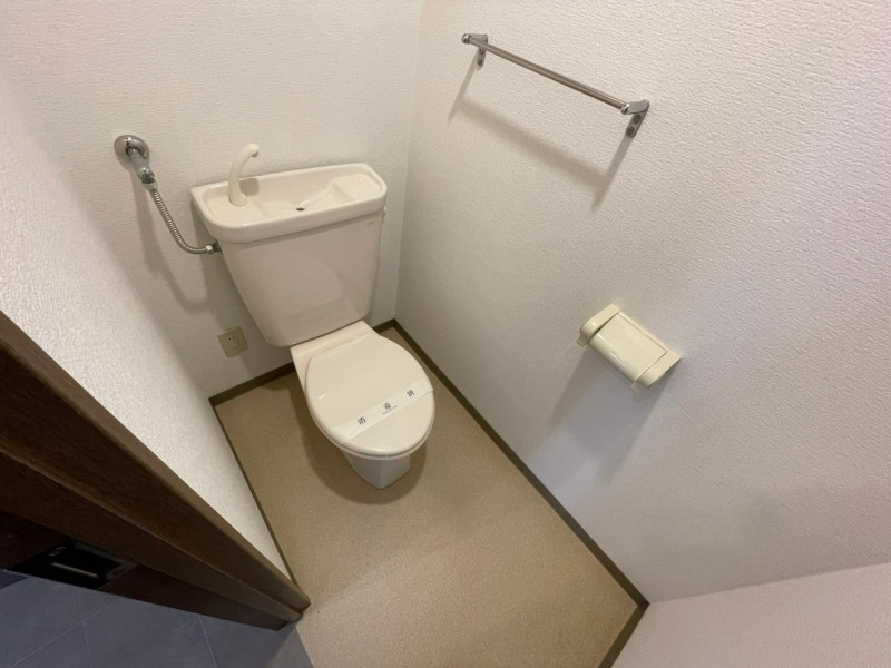 トイレ　こちらはトイレです。清潔感があり、安心して使用できます。