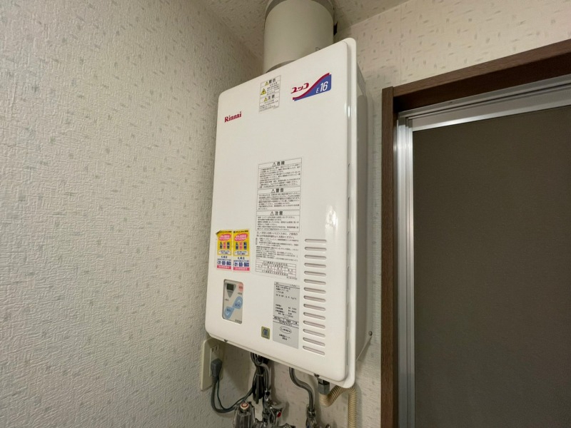 その他設備　給湯器はシンプルな作りで簡単に操作できそうです。