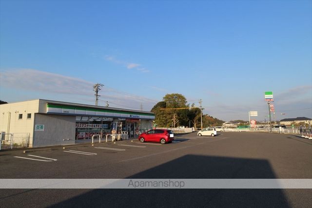 コンビニ　ファミリーマート（コンビニ）まで1030m
