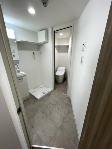 洗面設備　明るい洗面所です