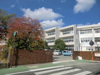 小学校　古賀市立古賀西小学校（小学校）まで647m