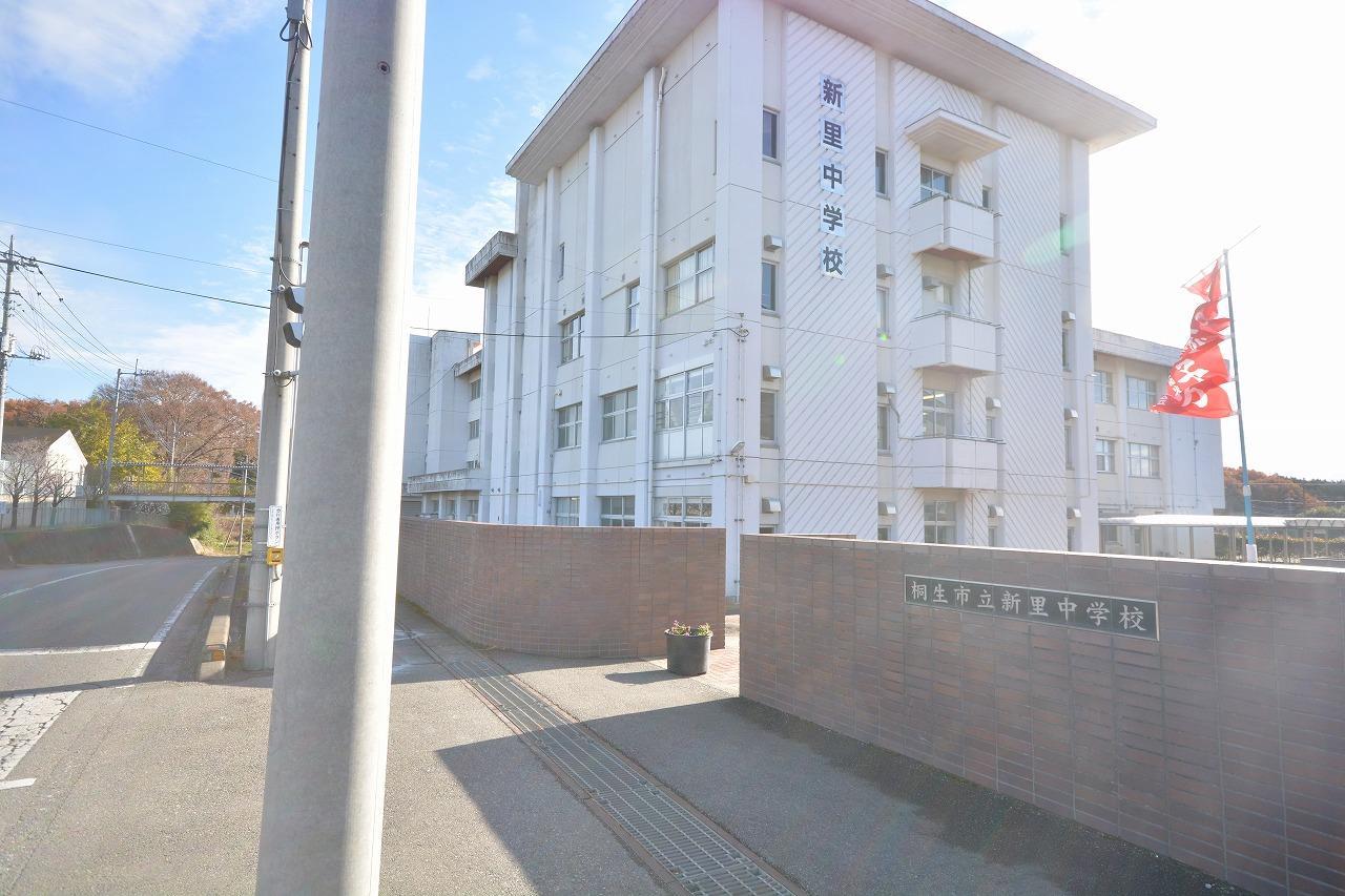中学校　新里中学校（中学校）まで2700m