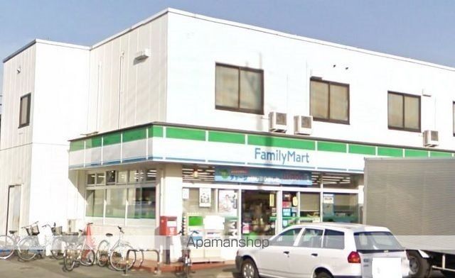 コンビニ　ファミリーマート（コンビニ）まで700m