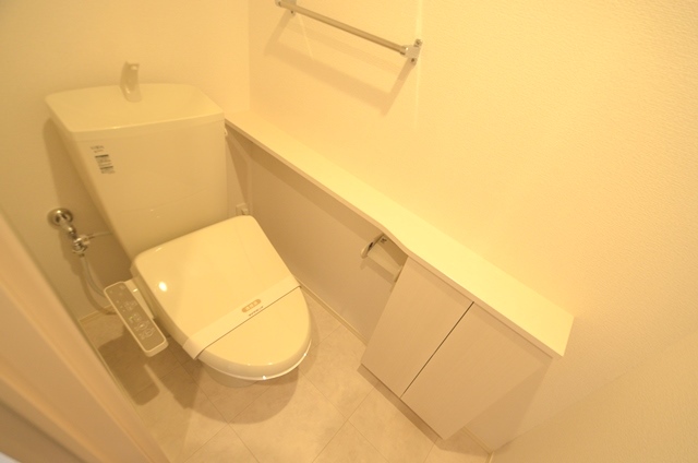 トイレ　温水洗浄便座付きのトイレです♪