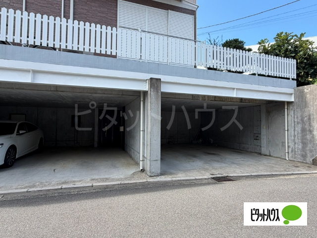 駐車場　屋根付き駐車場