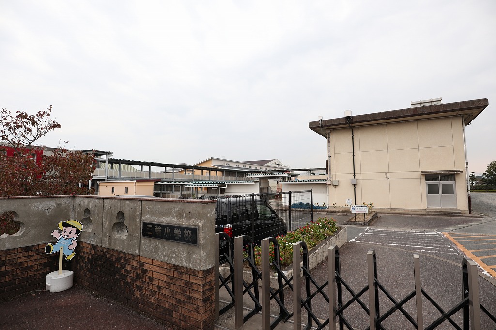 小学校　筑前町立三輪小学校（小学校）まで693m
