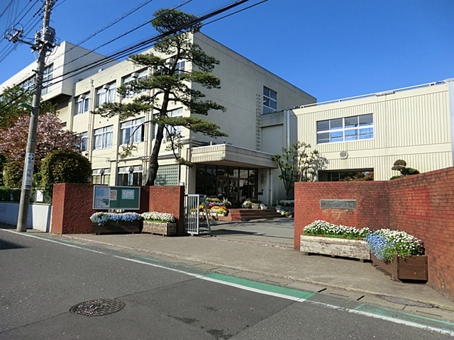 中学校　川口市立戸塚中学校（中学校）まで987m
