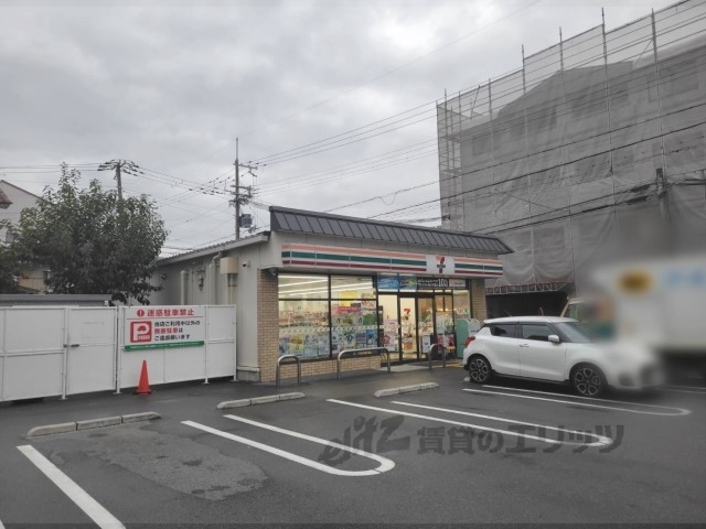 コンビニ　セブンイレブン西京極西大丸町（コンビニ）まで300m
