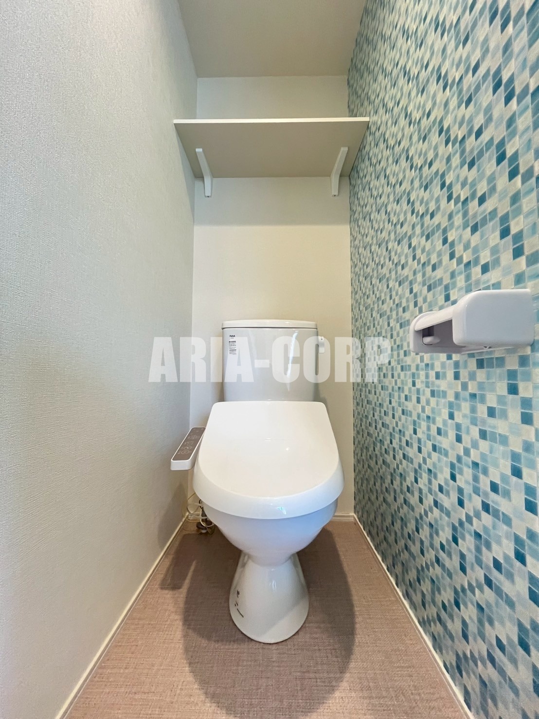 トイレ　ウォシュレット付きWC。上部には便利な棚がございます！