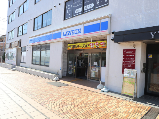 コンビニ　ローソン都筑ふれあいの丘駅前店（コンビニ）まで210m