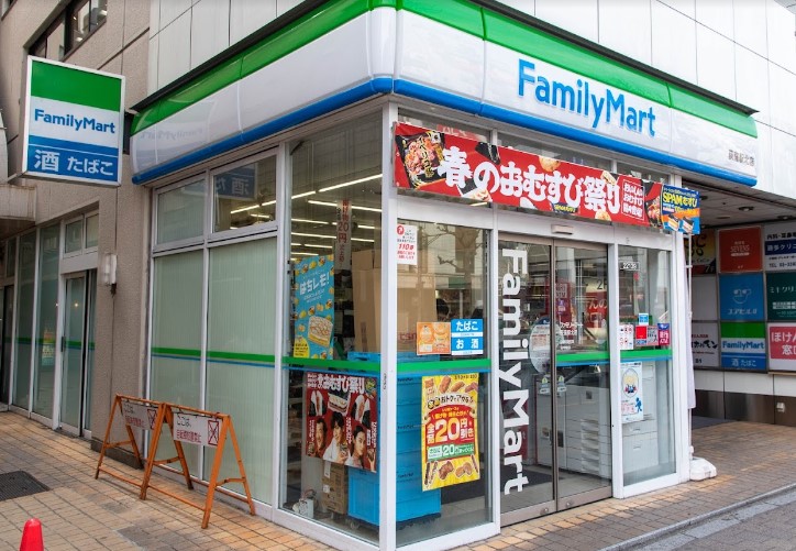 コンビニ　ファミリーマート荻窪駅北店（コンビニ）まで690m