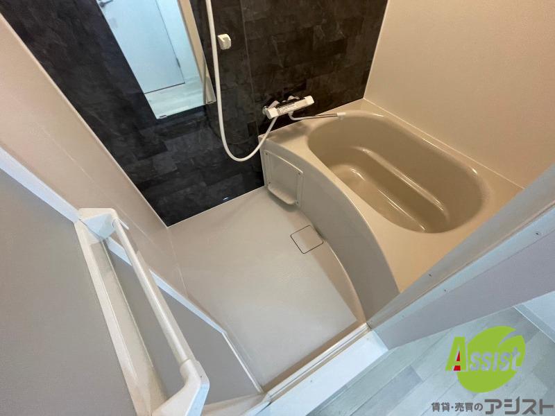 バス・シャワールーム　お風呂になります。一日の疲れを癒してくださいね。