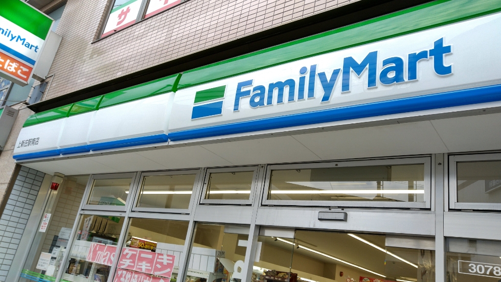 コンビニ　ファミリーマート 上新庄駅南店（コンビニ）まで422m