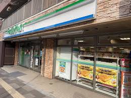 コンビニ　ファミリーマート 高輪一丁目店（コンビニ）まで55m
