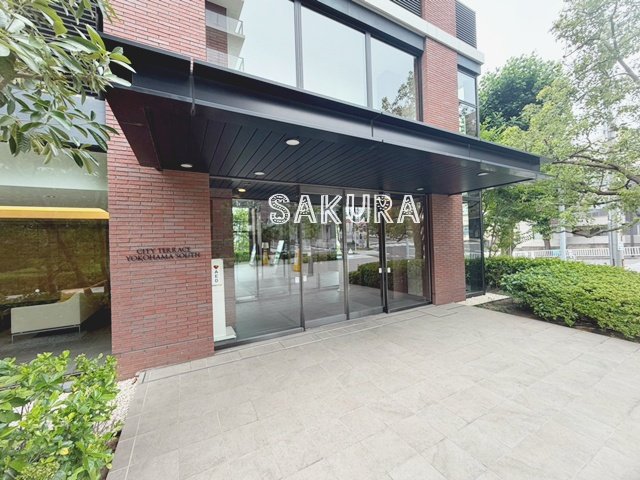 エントランス　重厚感のある建物デザイン♪