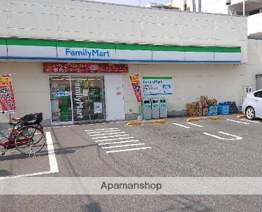 コンビニ　ファミリーマート下馬駒沢通り店（コンビニ）まで299m