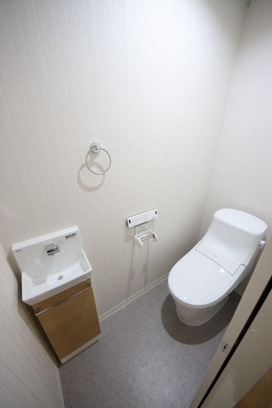 ＪＲ東海道本線 西宮駅 徒歩12分 3階建 築5年のトイレ写真