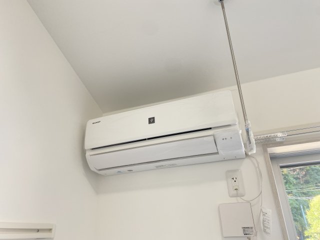 その他設備　室内にエアコンが設置されております。夏場は快適に生活して頂け
