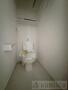 トイレ　人気アイテムの温水洗浄便座。清潔感のあるトイレです。