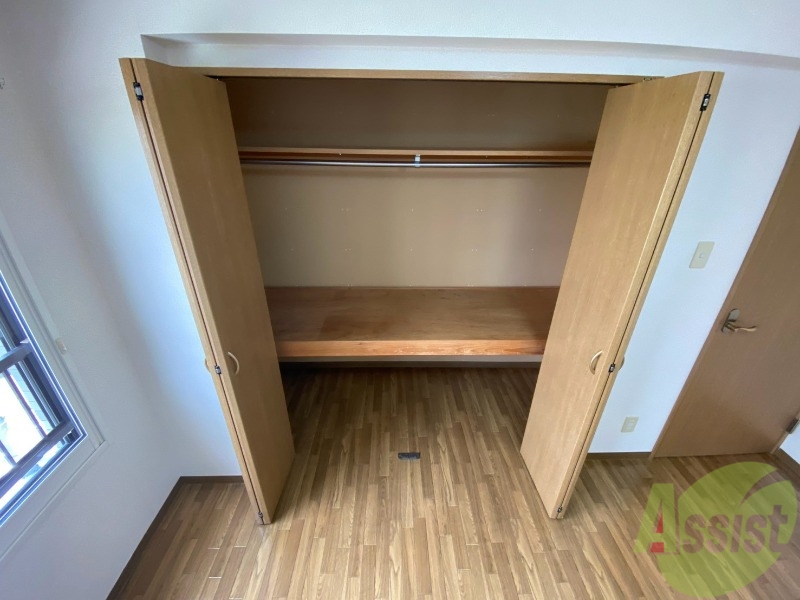 収納　こちらの収納にはハンガーをかけて服もしまえますね。