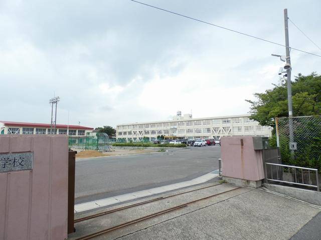 中学校　清須市立新川中学校（中学校）まで1218m