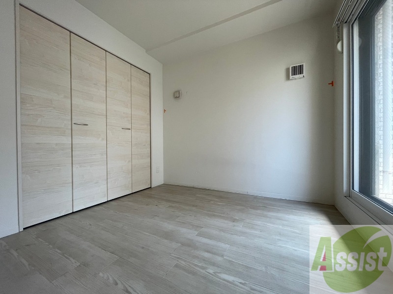 その他部屋・スペース　寝室はこちらです。光が差し込む、温かみのあるお部屋です。