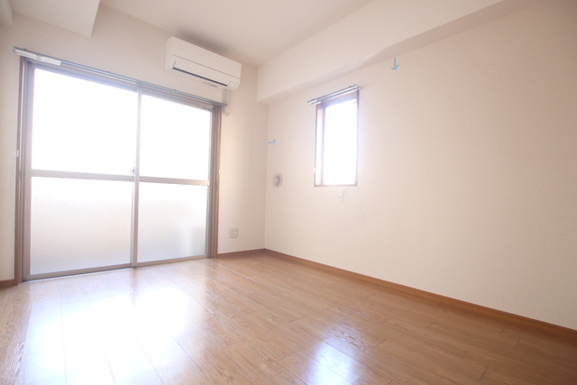 居室・リビング　★角部屋で二面に窓のあるお部屋です★