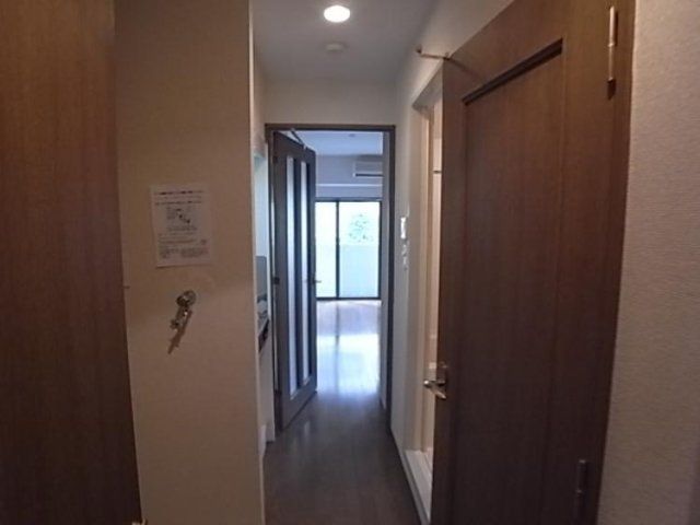 玄関　※同タイプの別のお部屋です。