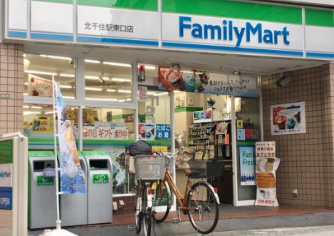 コンビニ　ファミリーマート北千住駅東口店（コンビニ）まで605m