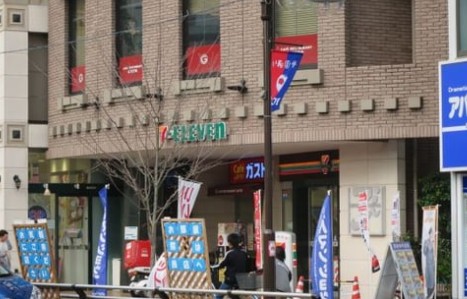 コンビニ　セブン-イレブン北千住駅東口店（コンビニ）まで666m