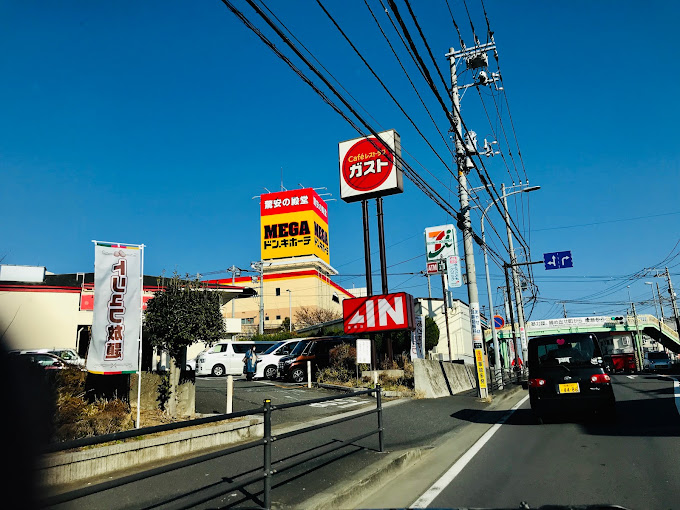 ショッピングセンター　MEGAドン・キホーテ綾瀬店（ショッピングセンター）まで412m