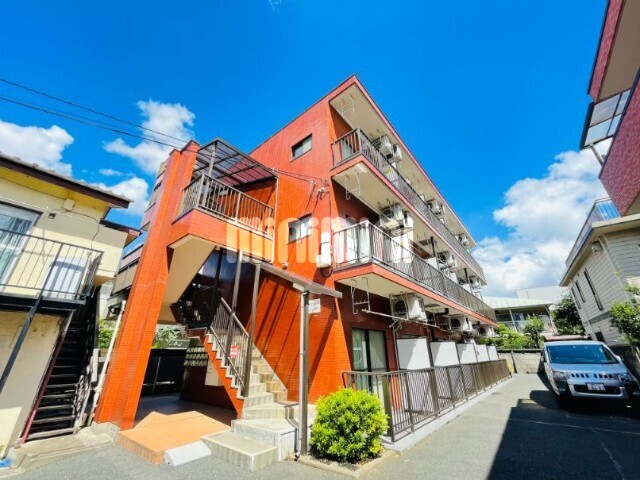 建物外観　２４時間営業スーパーに寄って帰宅できます