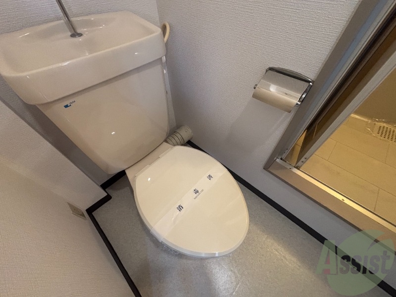 トイレ　トイレは温水洗浄便座です。シンプルな雰囲気になっています。
