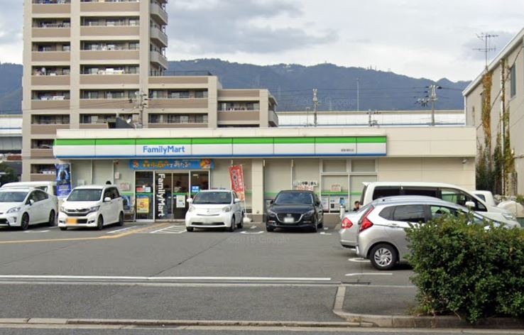 コンビニ　ファミリーマート 御影塚町店（コンビニ）まで165m