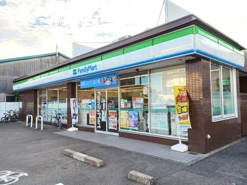 コンビニ　ファミリーマート（コンビニ）まで230m