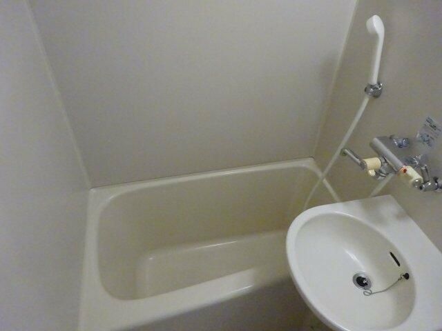 バス・シャワールーム　コンパクトで使いやすいお風呂です